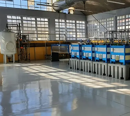Gli anni '80 e '90 segnano un periodo di forte consolidamento e crescita per FEC Italia. L'ingresso in azienda di Gabriele Frasson, figlio del fondatore, porta una ventata di innovazione e visione strategica.